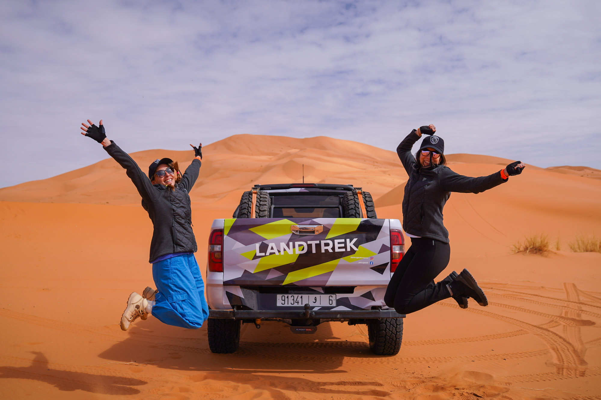 « Mère-Fille », équipage de charme au volant du pick-up Landtrek Peugeot pour une place au Rallye Aicha des Gazelles