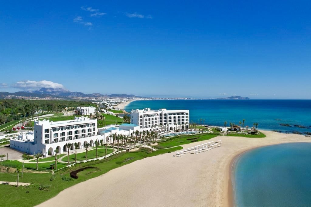 Le St. Regis La Bahia Blanca Resort Tamuda Bay ouvre avec une offre festive 