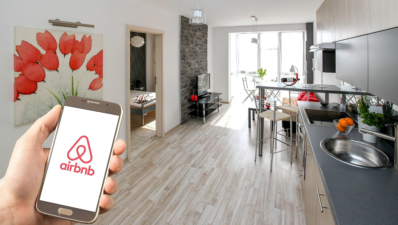 Qui peut porter une action judiciaire contre la sous-location Airbnb au Maroc ?